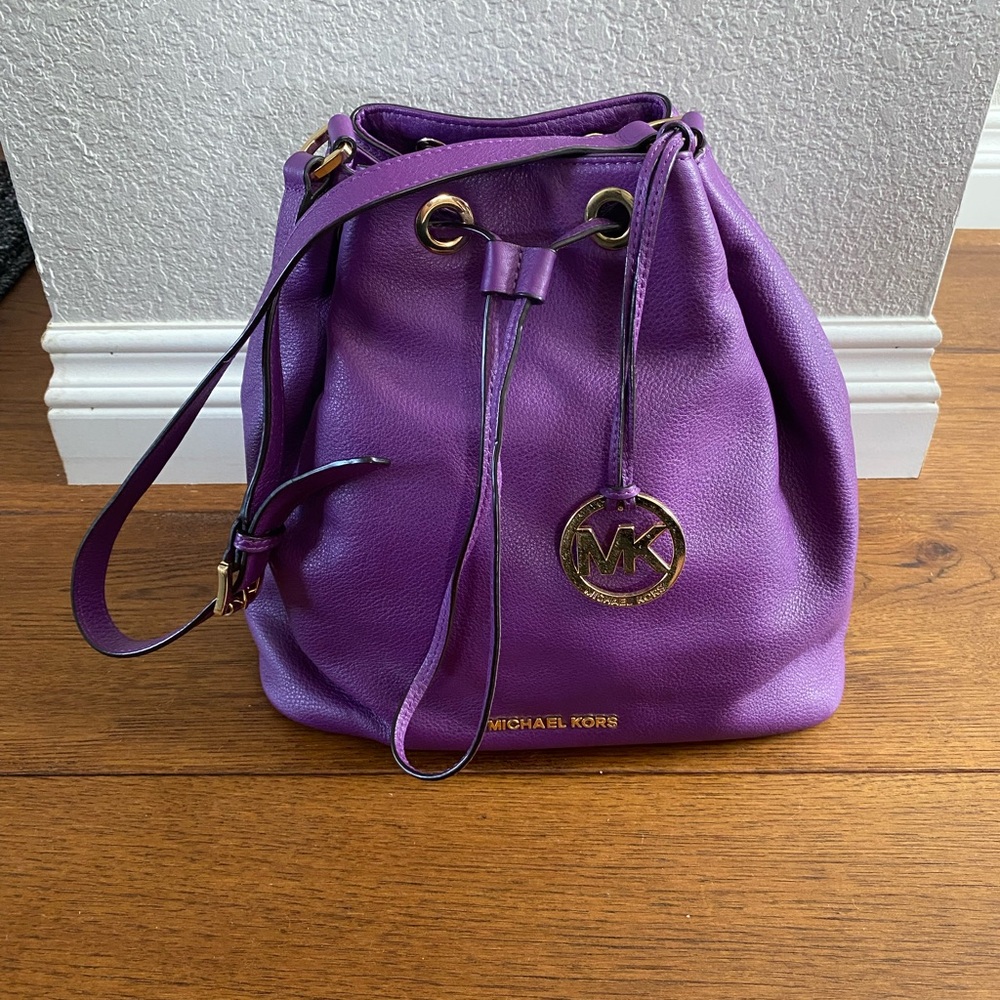 Michael Kors Jules Large Drawstring Leather Bucket Bag